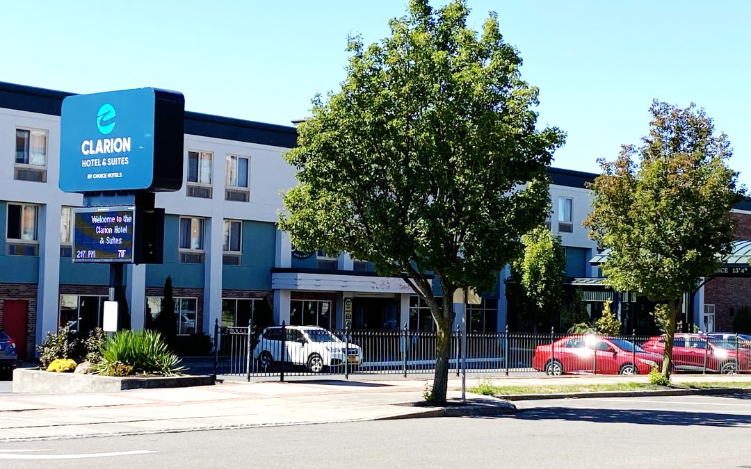 Clarion Hotel & Suites Riverfront